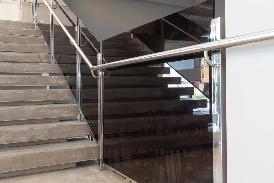 Corrimão de inox acompanhando uma escadaria