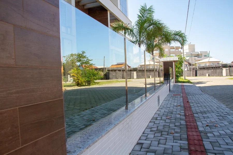 Fechamento de vidro na área externa de um imóvel