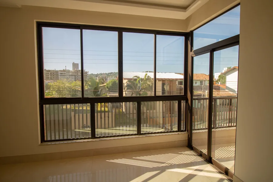 Sacada fechada com vidro e vista para a cidade